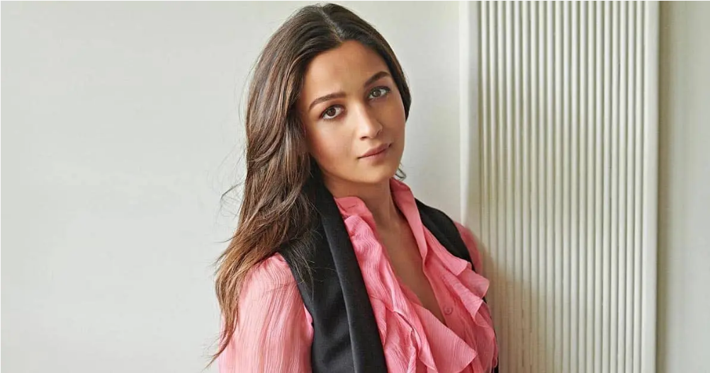 Alia Bhatt receives the Prestigious “Priyadarshni Academy’s Smita Patil Memorial Award”