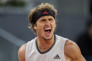Alexander Zverev beats Matteo Berrettini to win his 2nd Madrid title | अलेक्झांडर झ्वेरेव्हने माॅटिओ बेरेटीनीला नमवून आपले दुसरे माद्रिद विजेतेपद जिंकले_2.1