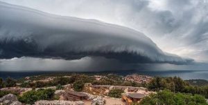 A shelf cloud or Arcus cloud