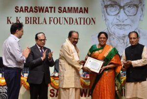 తమిళ రచయిత శివశంకరికి సరస్వతీ సమ్మాన్ 2022ను అందించారు